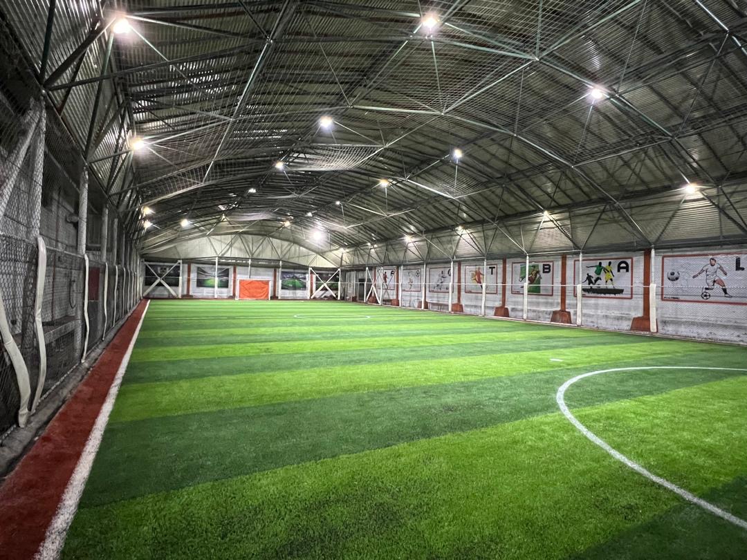 زمین چمن مصنوعی سرپوشیده ثامن دادمان